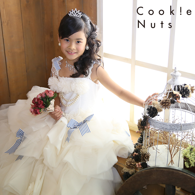 七五三 七歳 女の子 洋装 ドレス 白 リボン 花束 ティアラ おいでよ クッキーナッツ 川崎本店ブログ