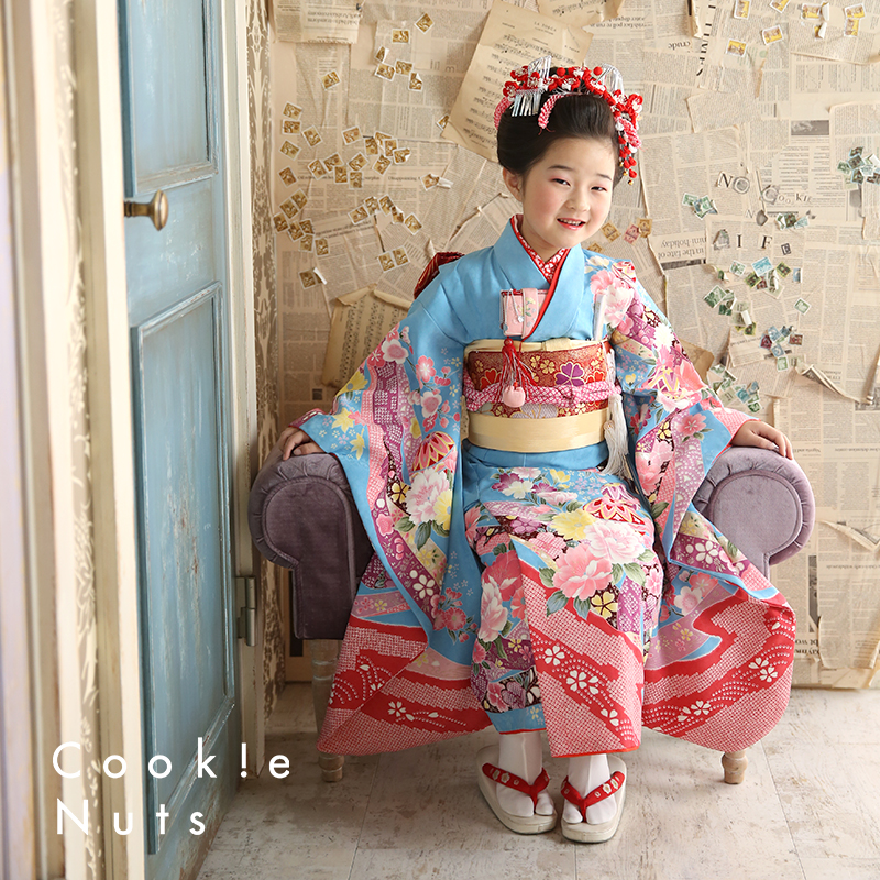 七五三 七歳 女の子 着物 水色 日本髪 椅子 座り おいでよ クッキーナッツ 川崎本店ブログ