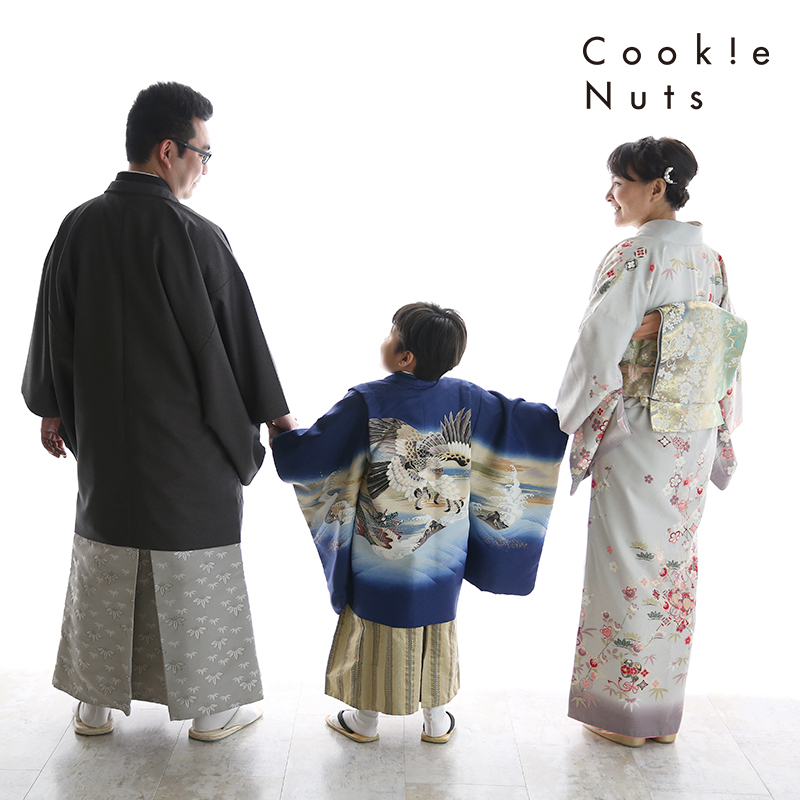 七五三 五歳 男の子 ママ パパ 着物 青 袴 家族写真 後ろ姿 おいでよ クッキーナッツ 川崎本店ブログ